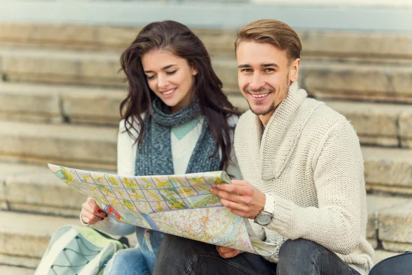 Pareja joven viaja — Foto de Stock