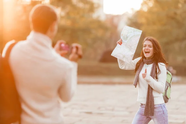 Pareja joven viaja — Foto de Stock