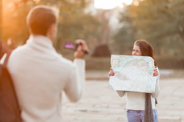 Pareja joven viaja — Foto de Stock