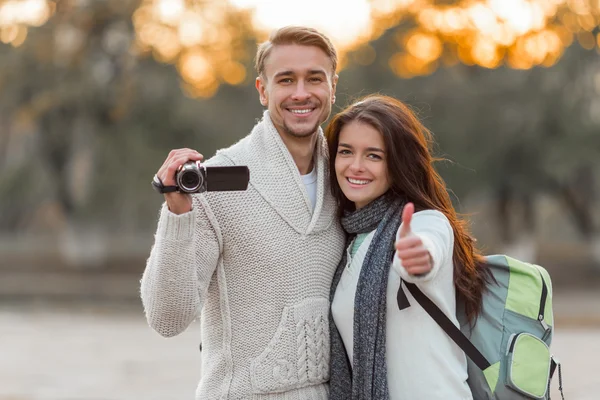 Casal jovem viaja — Fotografia de Stock