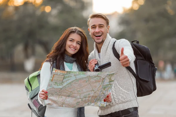 Pareja joven viaja — Foto de Stock