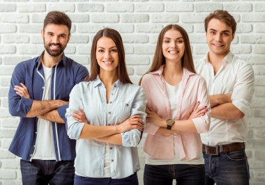  bir grup genç insan