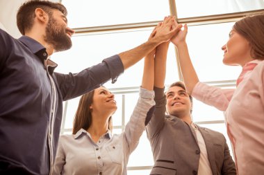  bir grup genç insan