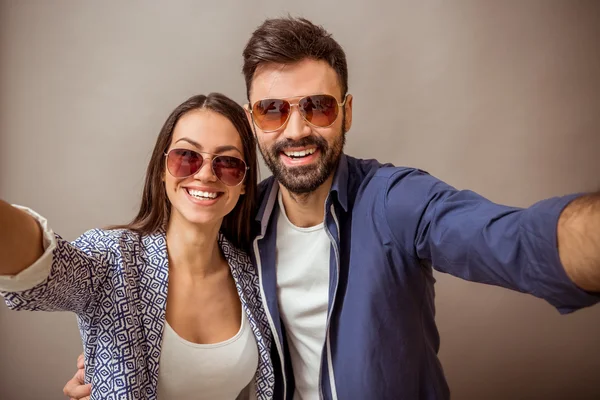 Jovem casal no estúdio — Fotografia de Stock