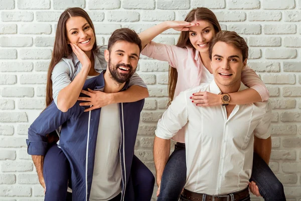 Gruppe junger Menschen — Stockfoto