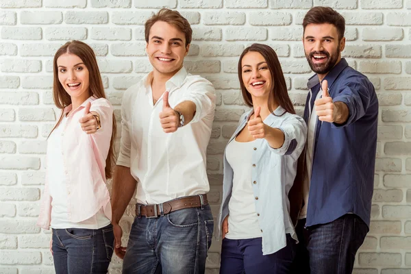 Grupo de jovens — Fotografia de Stock