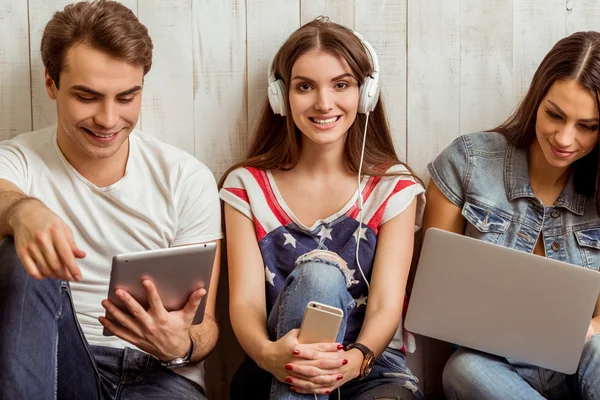 Gruppe junger Menschen — Stockfoto