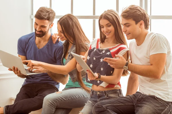 Grupo de jóvenes — Foto de Stock