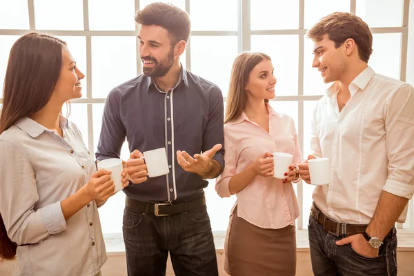 Дейл карнеги 6 способов располагать к себе людей. Расположение к себе собеседника. Как располагать к себе людей. Как располагать к себе людей. Способы расположения к себе собеседника.