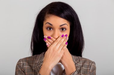 Stüdyo güzel Afrikalı-Amerikalı kadın