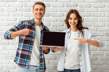 Stüdyodaki genç çift