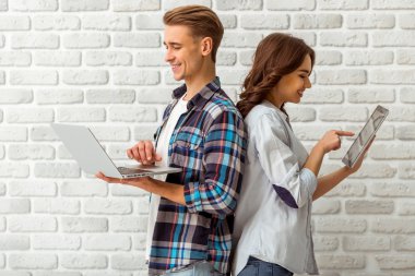 Stüdyodaki genç çift