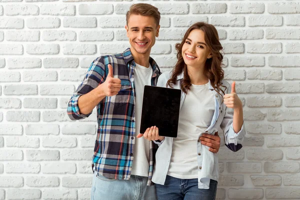 Jovem casal no estúdio — Fotografia de Stock