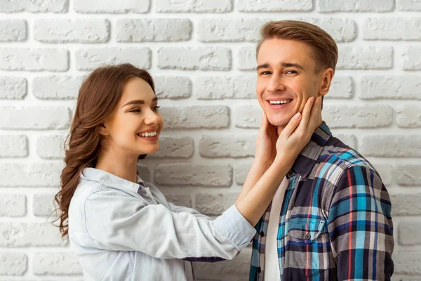 Pareja joven en el estudio — Foto de Stock