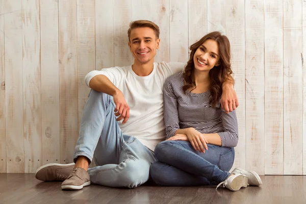 Hermosa pareja en casa — Foto de Stock