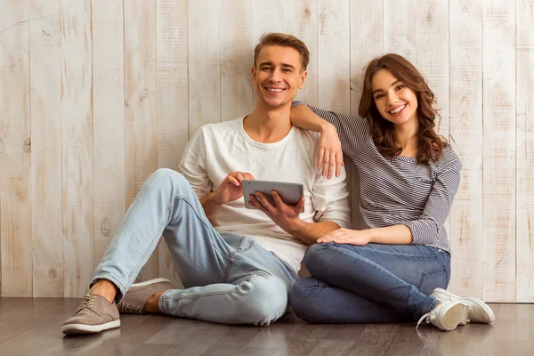 Hermosa pareja en casa — Foto de Stock