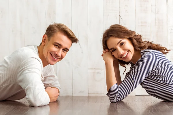 Hermosa pareja en casa — Foto de Stock