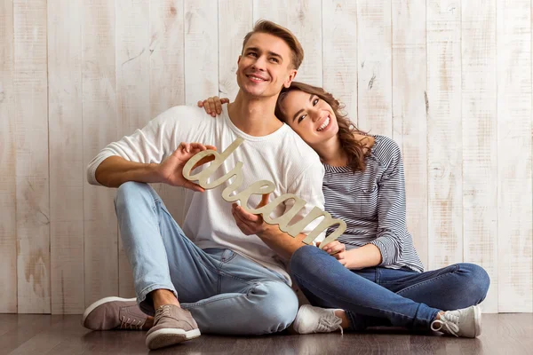 Casal bonito em casa — Fotografia de Stock