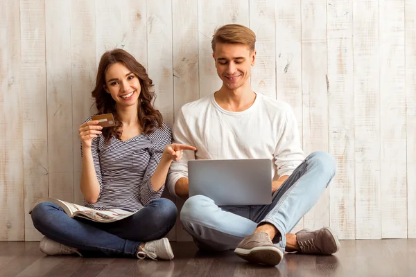 Schönes Paar zu Hause — Stockfoto