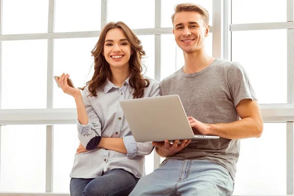 Casal bonito em casa — Fotografia de Stock