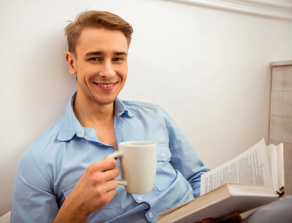 Un bravo ragazzo a casa — Foto Stock