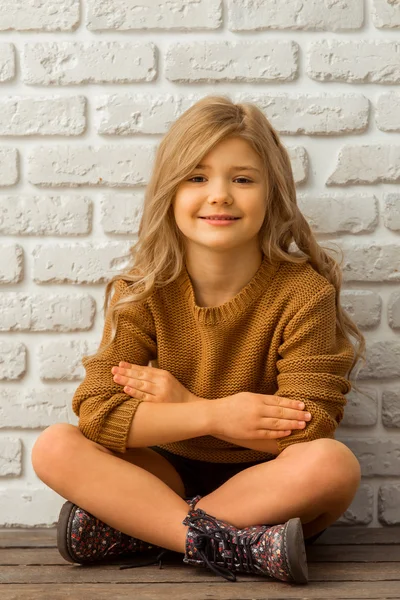 Красивая маленькая девочка — стоковое фото