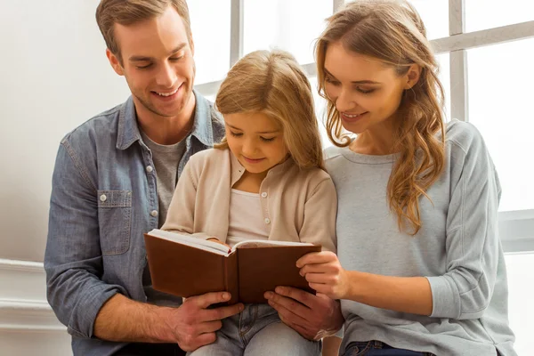 Beautiful young family — Stock Photo, Image