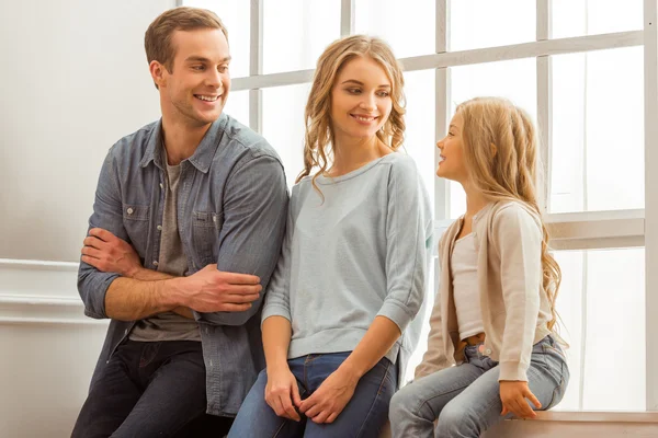 Bella giovane famiglia — Foto Stock