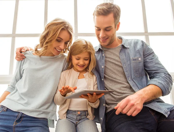 Hermosa familia joven — Foto de Stock