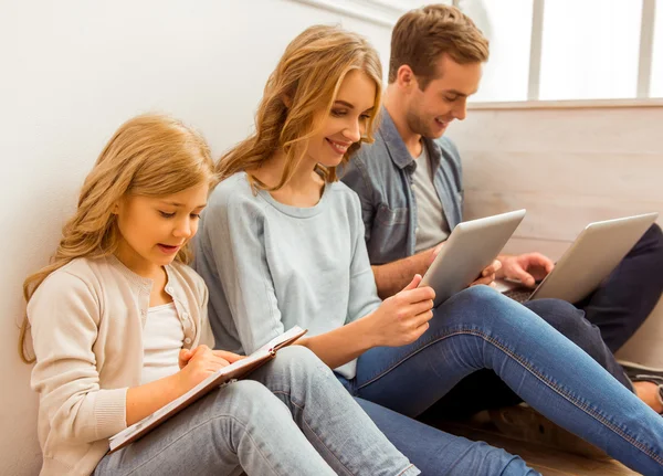 Hermosa familia joven — Foto de Stock