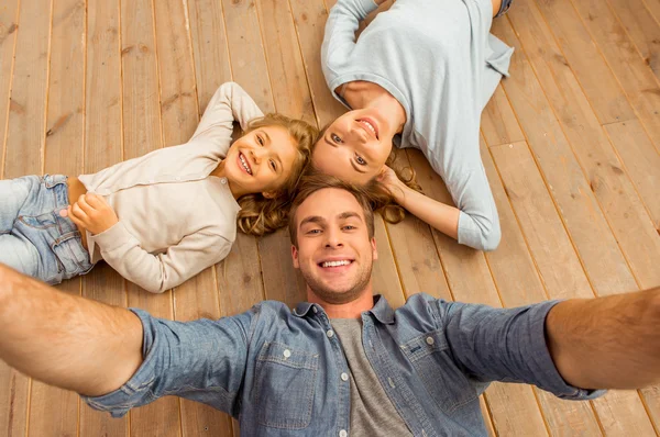 Vacker ung familj — Stockfoto