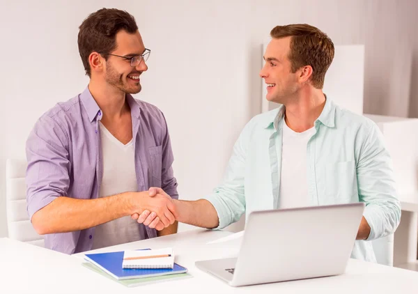 Attraktive Geschäftsleute kooperieren — Stockfoto