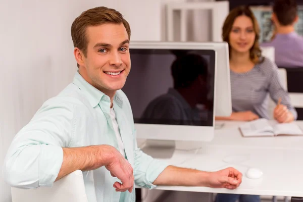 Joven equipo de trabajo exitoso — Foto de Stock