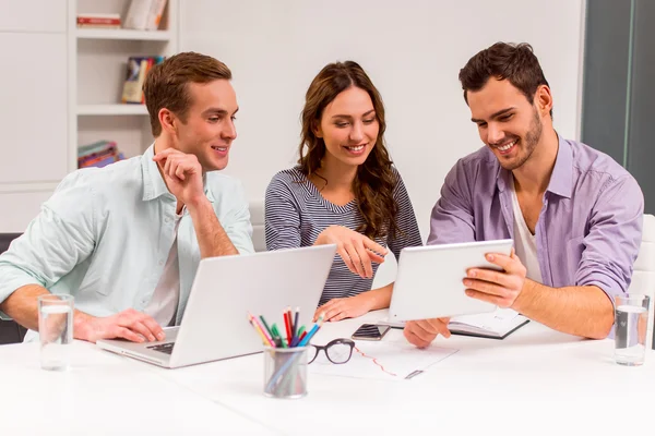 Young successful team working — Stockfoto