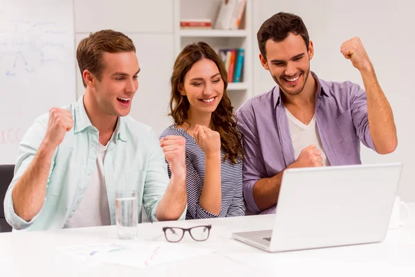 Giovane squadra di successo di lavoro — Foto Stock