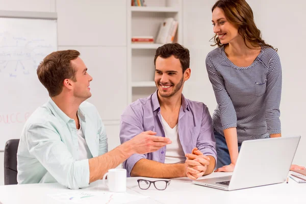 Jovem equipe de sucesso trabalhando — Fotografia de Stock