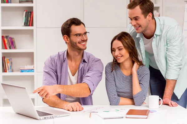 Young successful team working — Stock Photo, Image