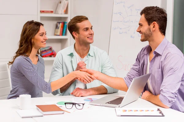 Joven equipo de trabajo exitoso — Foto de Stock