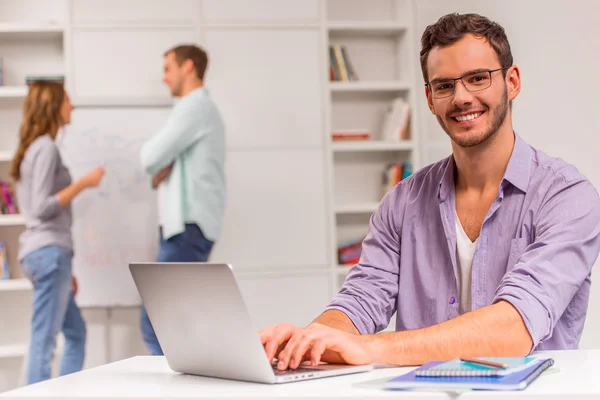 Giovane squadra di successo di lavoro — Foto Stock