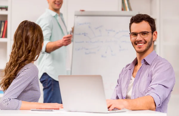 Joven equipo de trabajo exitoso — Foto de Stock