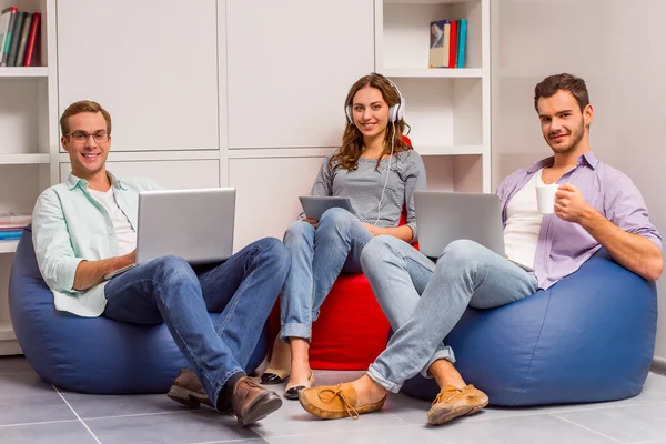 Young successful team working — Φωτογραφία Αρχείου