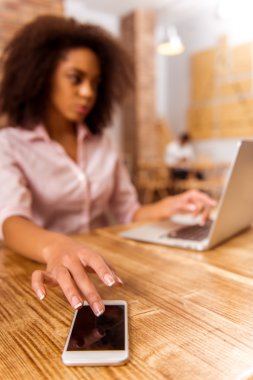 Çalışan güzel Afro-Amerikan kadın