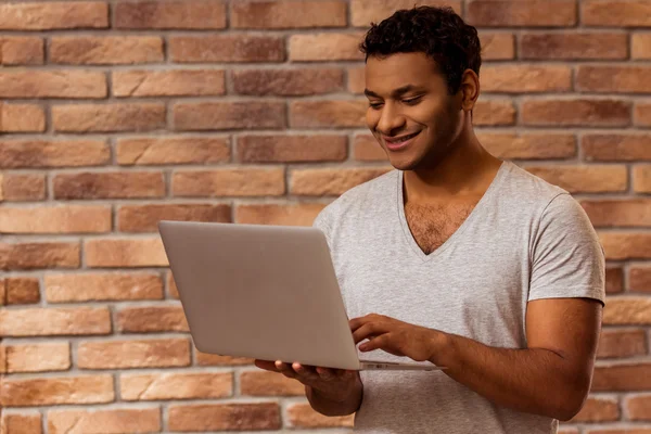 Schöner afroamerikanischer Mann — Stockfoto