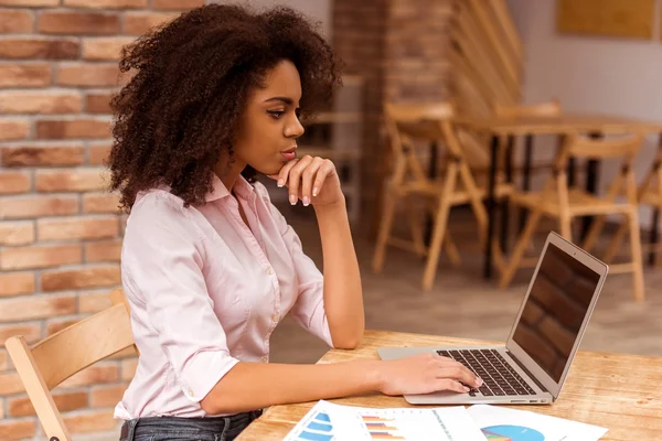 Schöne afroamerikanische Frau arbeitet — Stockfoto