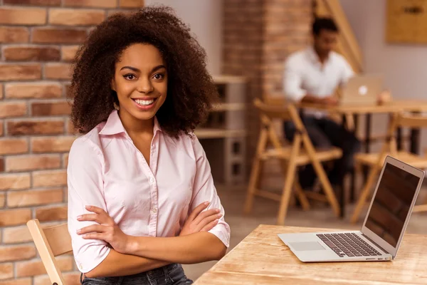 Hermosa mujer afroamericana trabajando —  Fotos de Stock