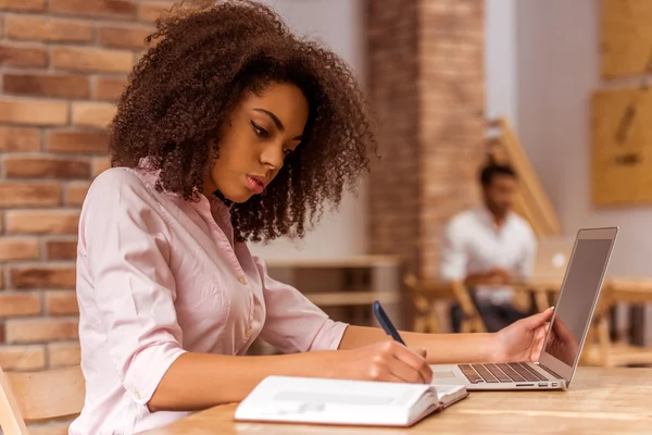 Hermosa mujer afroamericana trabajando — Foto de Stock