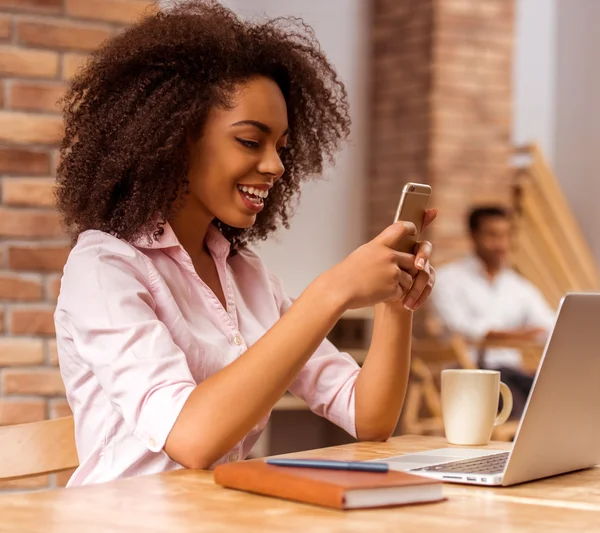 Schöne afroamerikanische Frau arbeitet — Stockfoto