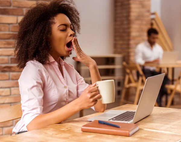 Mooie Afro-Amerikaanse vrouw die werkt — Stockfoto