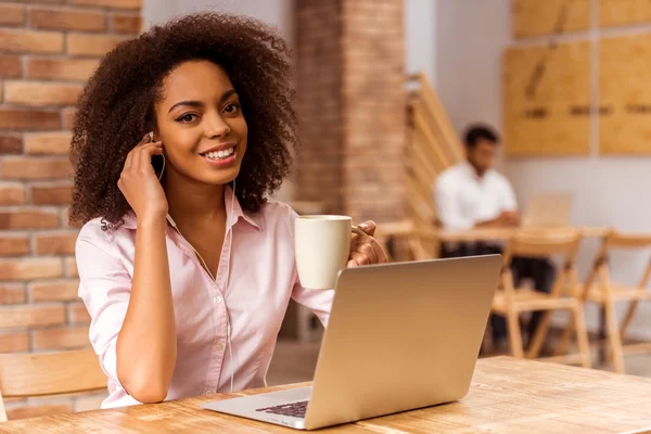 Schöne afroamerikanische Frau arbeitet — Stockfoto