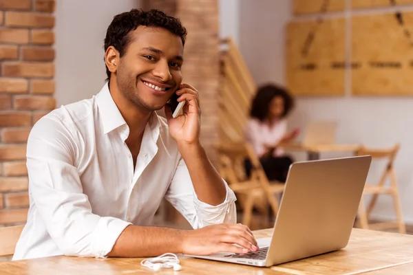 Schöner afroamerikanischer Mann arbeitet — Stockfoto